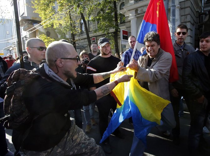 „Reuters“/„Scanpix“ nuotr./Teroristų šalininkai plėšo Ukrainos vėliavą