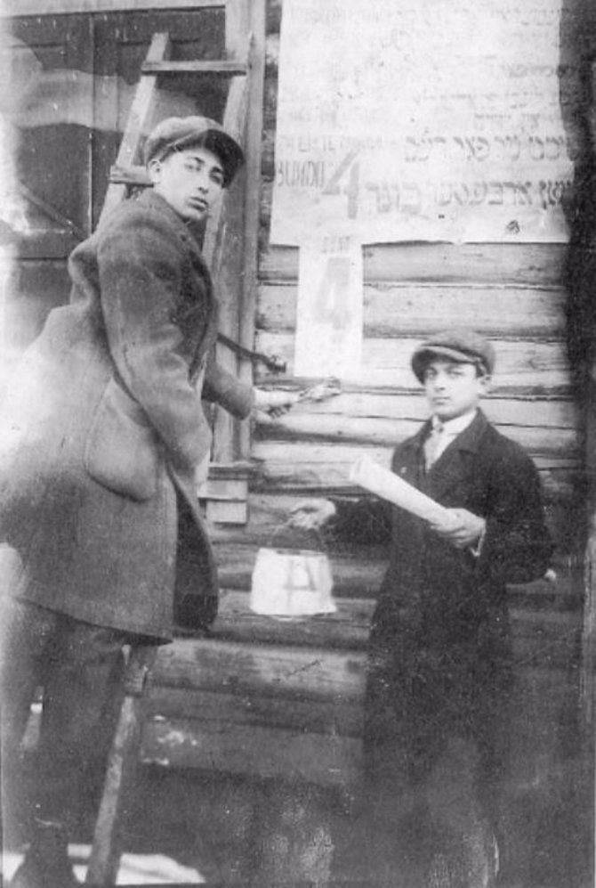 Šaltinis – JIVO institutas/Tsukunft, Bundo jaunimo sąjungos, nariai klijuoja rinkimų plakatus Baranowicz miestelyje, Lenkija. Apie 1930 m.