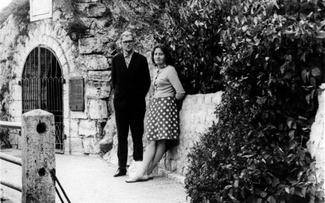 Asmeninio archyvo nuotr./Marcelijus Martinaitis su Gražina Martinaitiene 1966 m. rugsėjo mėn. Piatigorske, prie Michailo Lermontovo grotos.