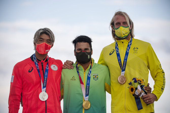 „Scanpix“/AP nuotr./Olimpiniai banglenčių sporto prizininkai: japonas K.Igarashis, brazilas I.Ferreira ir australas O.Wrightas