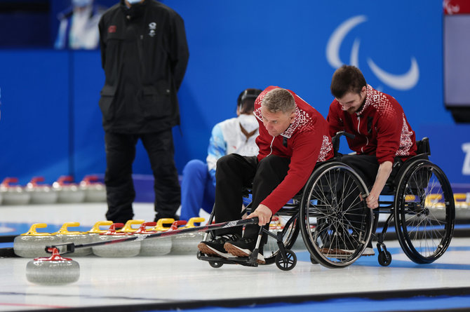 „Reuters“/„Scanpix“ nuotr./Latvių vežimėlių kerlingo rinktinė varžosi Pekino paralimpiadoje.