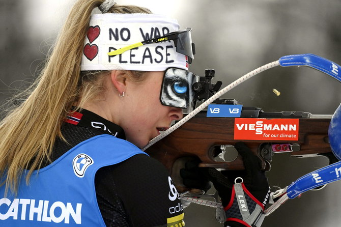 „Reuters“/„Scanpix“ nuotr./Norvegijos biatlonininkė Ingrid Landmark Tandrevold su prašymu „karui ne“.