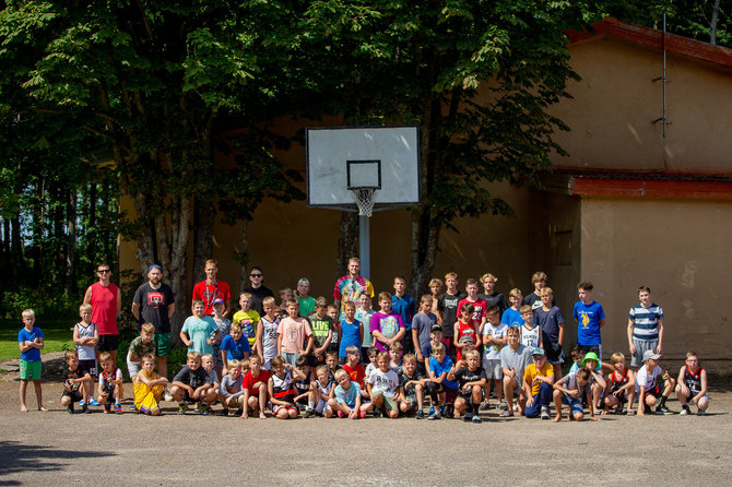Mato Baranausko nuotr./Eimantas Bendžius vaikų krepšinio stovykloje