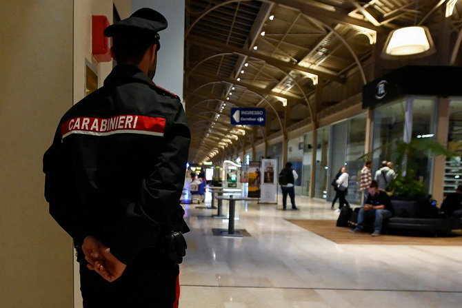 „Reuters“/„Scanpix“ nuotr./Policininkas budi prekybos centre, kuriame ir įvyko užpuolimas