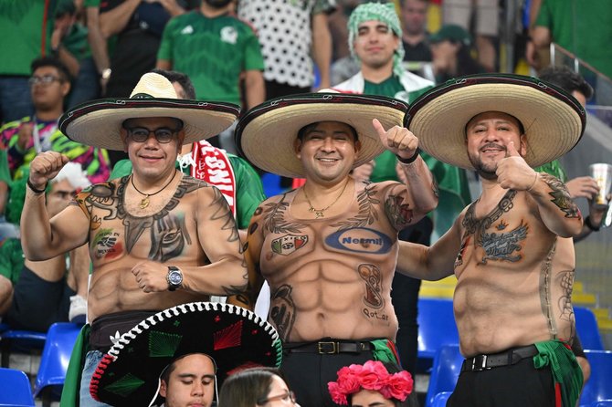 AFP/„Scanpix“ nuotr./Meksikos futbolo sirgaliai Katare