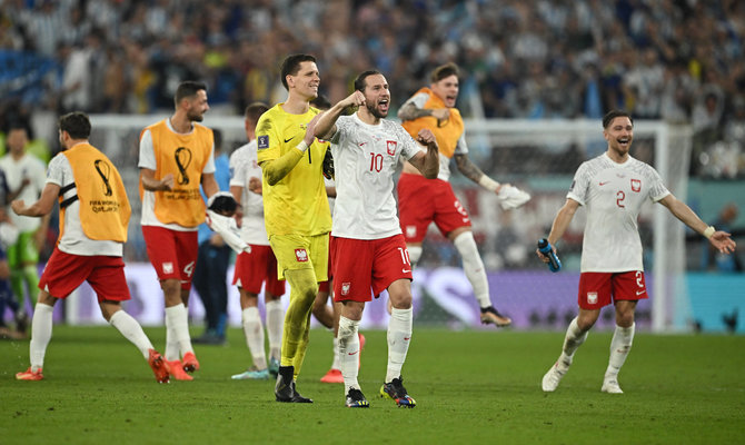 „Reuters“/„Scanpix“ nuotr./Lenkų džiaugsmas po pralaimėjimo, bet sužinojus kitų rungtynių rezultatą