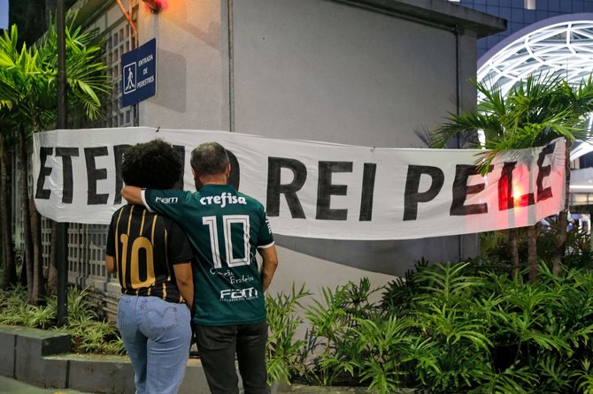 AFP/„Scanpix“ nuotr./Brazilai atsisveikina su savo futbolo legenda