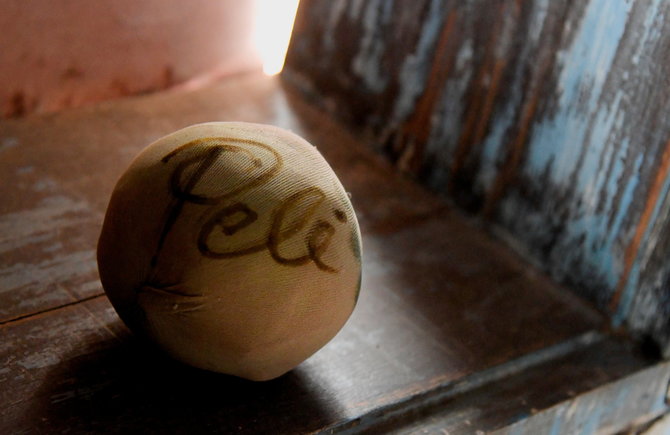 „Reuters“/„Scanpix“ nuotr./Iš kojinių pagamintas kamuolys Pele vardo muziejuje Tres Korasoinse