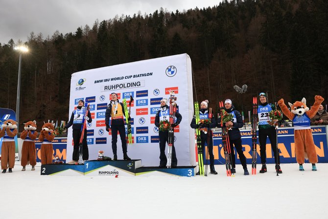 Foto di Christiano Manzoni/IBU/Vytautas Strolia (secondo da destra) alla cerimonia dei fiori