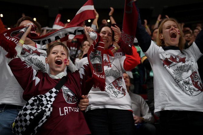 AFP/„Scanpix“ nuotr./Latvijos rinktinės gerbėjų emocijos Rygos arenoje