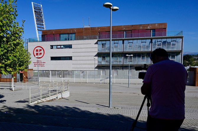 AFP/„Scanpix“ nuotr./Ispanijos futbolo federacijos būstinė Madride, kurioje ketvirtadienį buvo krečiamas teisėjų komitetas