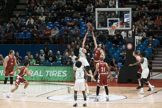 zalgiris.lt nuotr./Edgaras Ulanovas atakuoja Nikola Mirotičių