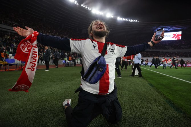 AFP/„Scanpix“ nuotr./Sakartvelo futbolo sirgalių džiaugsmas