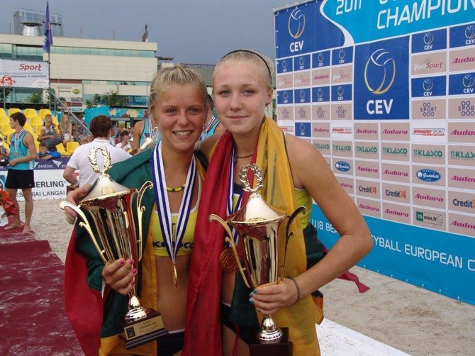 CEV nuotr./Monikos Paulikienės (tuomet dar Povilaitytės) auksas Europos U18 čempionate su Ieva Dumbauskaite, 2011 m.