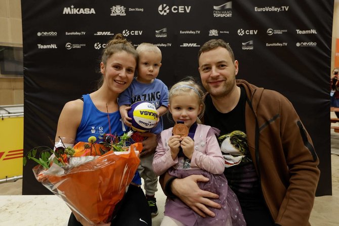 Organizatorių nuotr./Monika Paulikienė su vyru Simu ir šeima