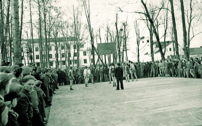 Organizatorių nuotr./Krepšinio rungtynės Marijampolės Vytauto Didžiojo parke 1941 metais