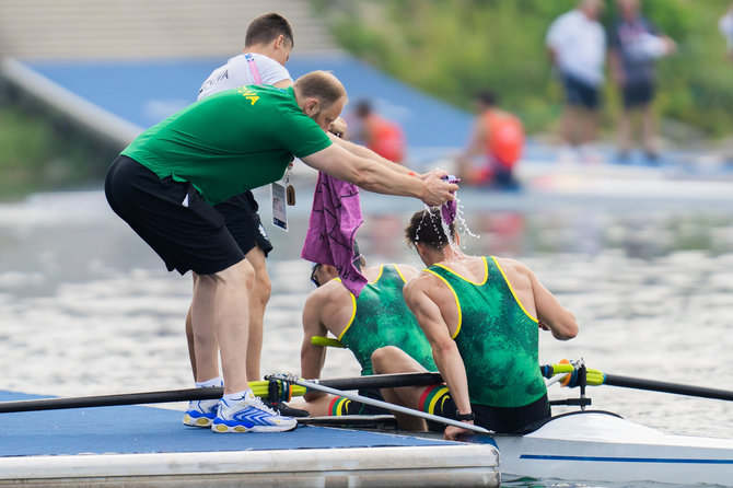 Kipro Štreimikio/LTOK nuotr./Domantas ir Dovydas Stankūnai gaivinami po finišo