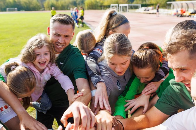 MFA „Žalgiris-MRU“ nuotr./Saulius Mikoliūnas su MFA „Žalgiris-MRU“ futbolininkėmis