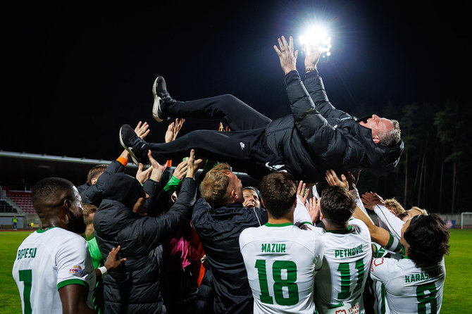 fkzalgiris.lt nuotr./Vilniaus „Žalgirio“ triumfas – Vladimiras Čeburinas ant auklėtinių rankų