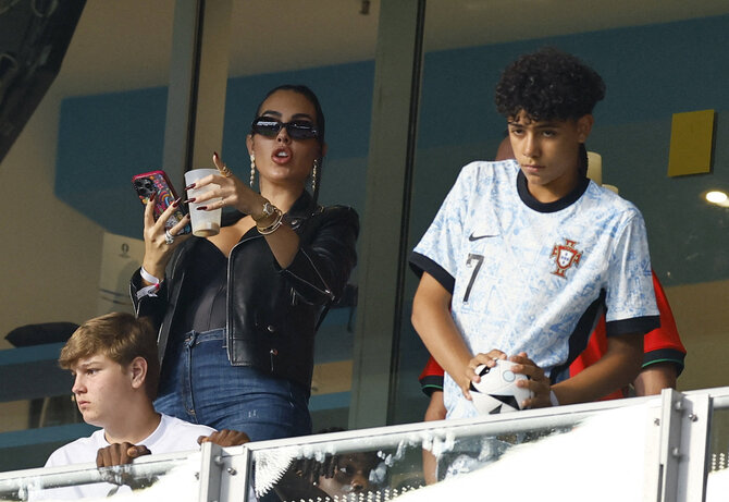 „Scanpix“ nuotr./Cristiano Ronaldo širdies draugė Georgina Rodriguez ir vyriausiasis sūnus Cristiano Ronaldo jaunesnysis