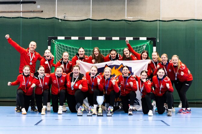 Organizatorių nuotr./Vicečempionės – Vilniaus „Eglės“ rankininkės
