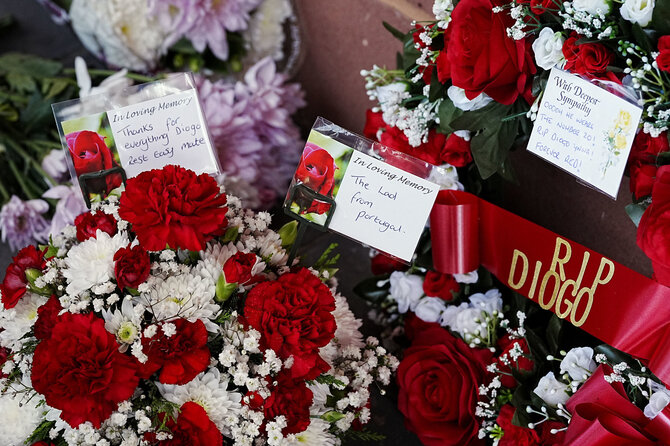 „Scanpix“/AP nuotr./„Liverpool“ sirgaliai atsisveikina su tragiškai žuvusiu Diogo Jota