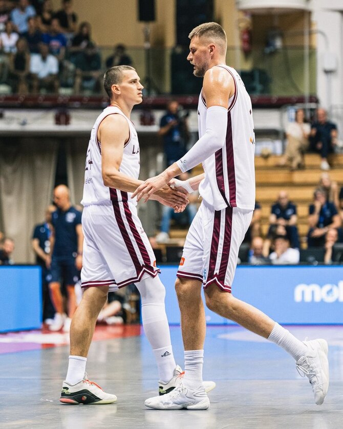 Latvijos krepšinio federacijos nuotr./Andrejus Gražulis ir Kristapas Porzingis