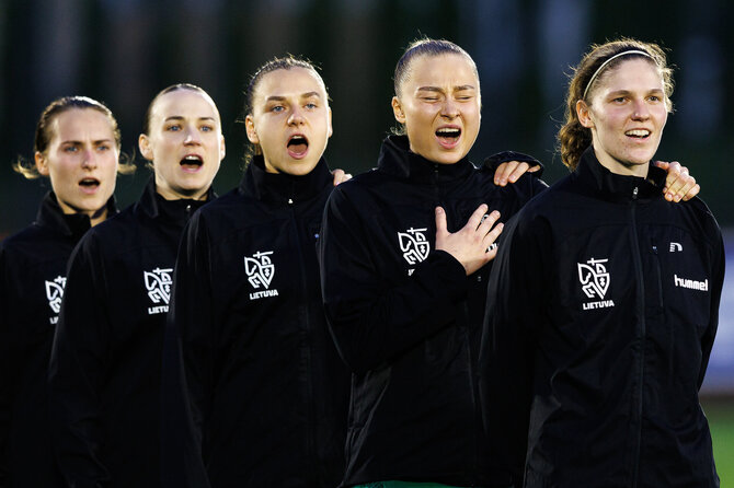 LFF nuotr./Lietuvos moterų futbolo rinktinė, Rimantė Jonušaitė (antra iš dešinės)