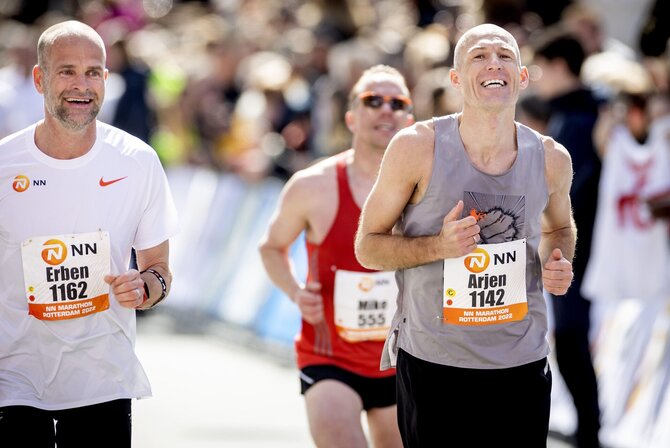 Vida Press nuotr./Arjenas Robbenas (dešinėje) bėga maratoną