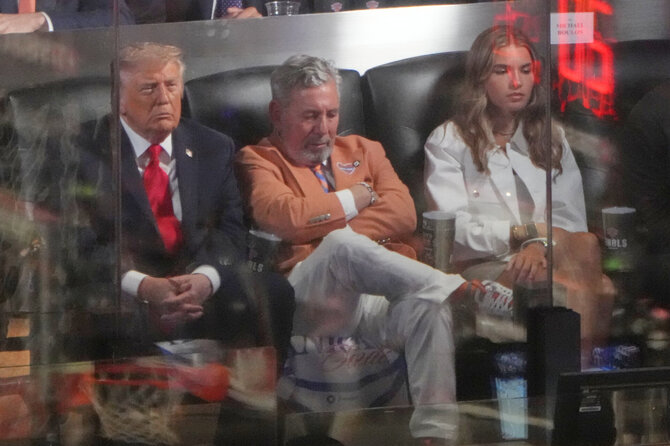 „Scanpix“/AP nuotr./Donaldas Trumpas (kairėje) NBA finalo rungtynėse Niujorke