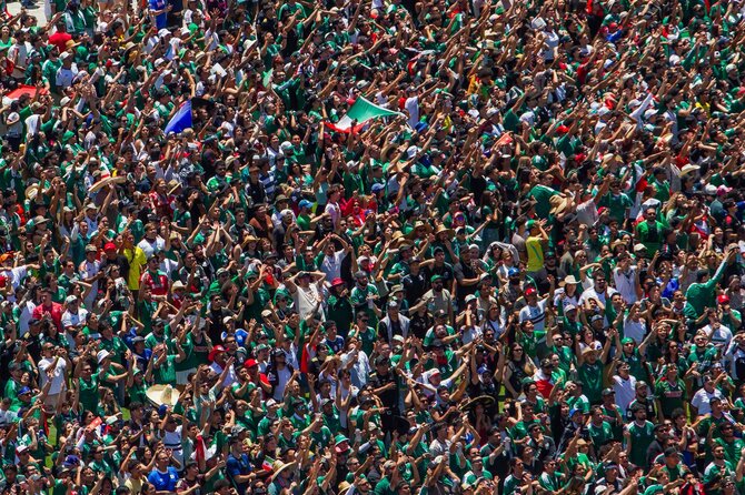 AFP/„Scanpix“ nuotr./Futbolo sirgaliai „Azteca“ stadione pasaulio čempionato starte