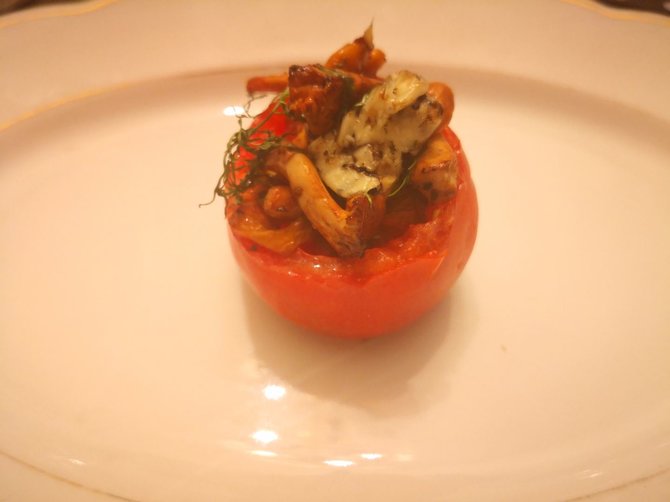 Jurgos Jurkevičienės nuotr. /Voveraitėmis įdarytas pomidoras su gorgonzola