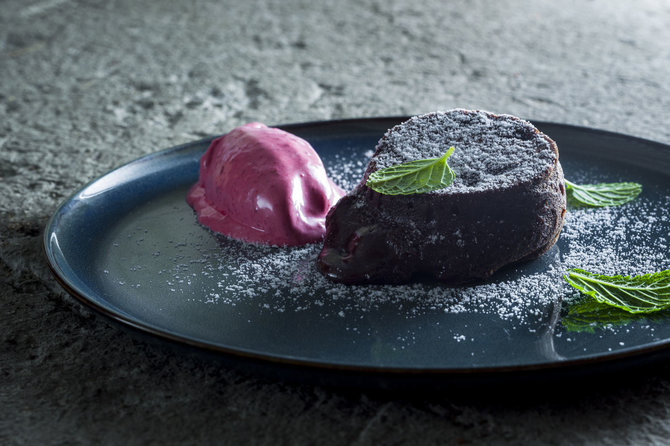 TV3 nuotr./Juodojo šokolado pyragėlis „Lava Cake“ su avietiniais ledais
