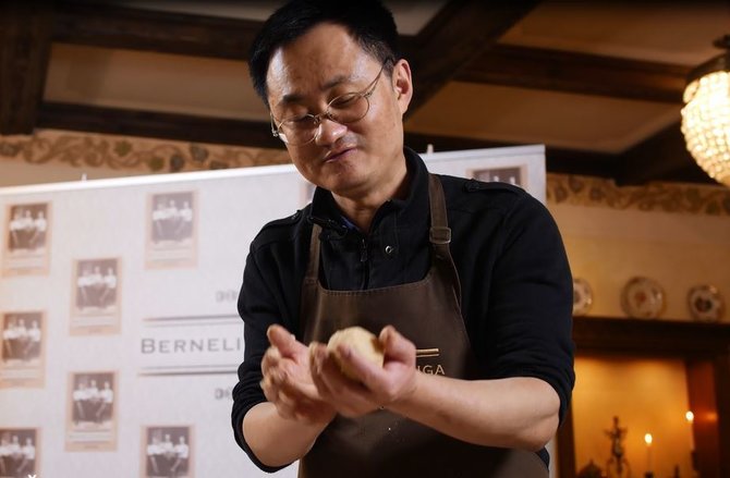 Restorano archyvo nuotr./Šefas Liang Chi Li gamina cepelinus