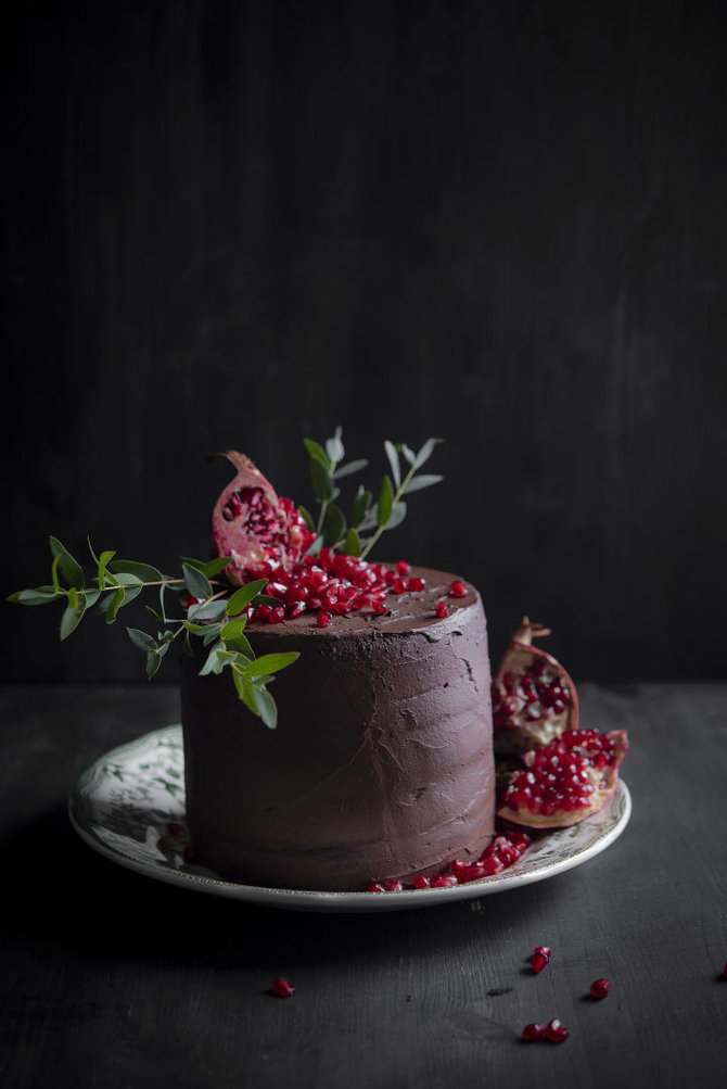 Justinos Ramanauskienės/„Tortų knyga“ nuotr./Šokoladinis tortas su granatais