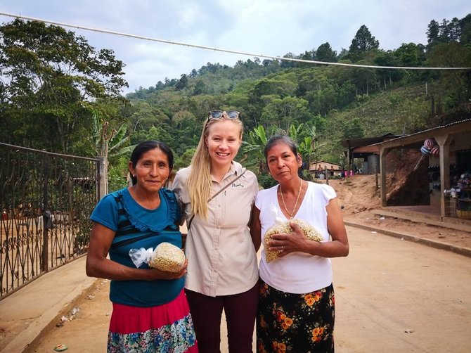 Asmeninio albumo nuotr./Anna Vanska ir kavos ūkyje dirbančios moterys Gvatemaloje 