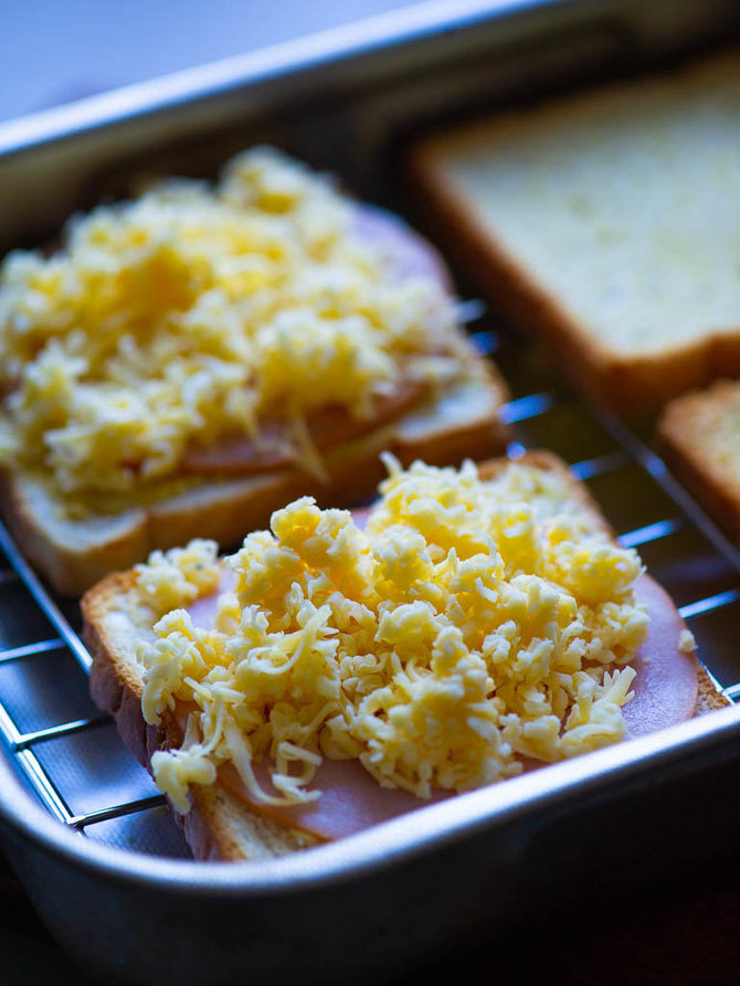 Nidos Degutienės nuotr. /Karštų sumuštinių su gaudos sūriu ir kumpiu ruošimas
