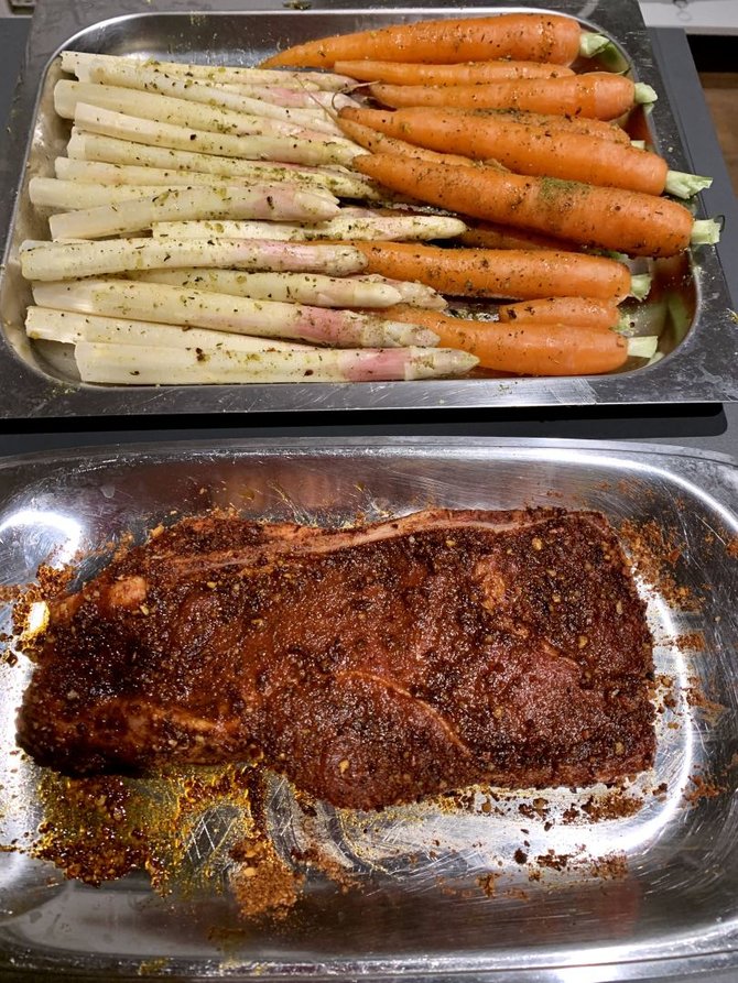 Autorės nuotr. /Kepimui paruošta mėsa ir daržovės