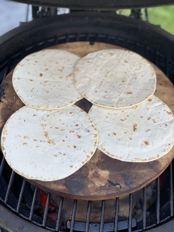Autorės nuotr. /Fajitos su jautiena gaminimas: pašildome tortilijas