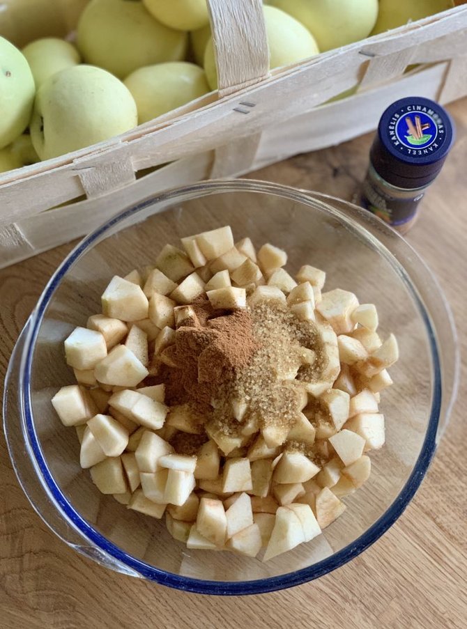 Autorės nuotr. /Žydiško obuolių pyrago ruošimas