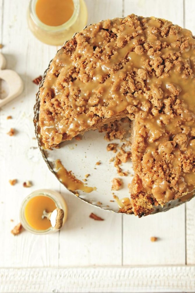 Shutterstock nuotr. /Trupininis obuolių pyragas su karameliniu kremu