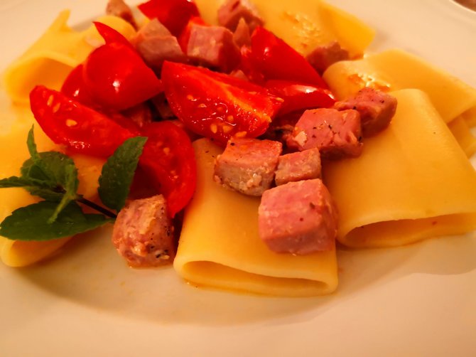 Jurgos Jurkevičienės nuotr. /Pasta su šviežiu tunu, mėta ir „pacchino“ pomidoriukais
