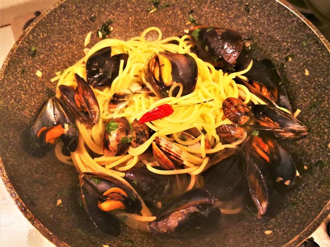 Pauliaus Jurkevičiaus nuotr. /„Spaghetti“ su moliuskais ir aitriuoju pipiru „pepeconcino“