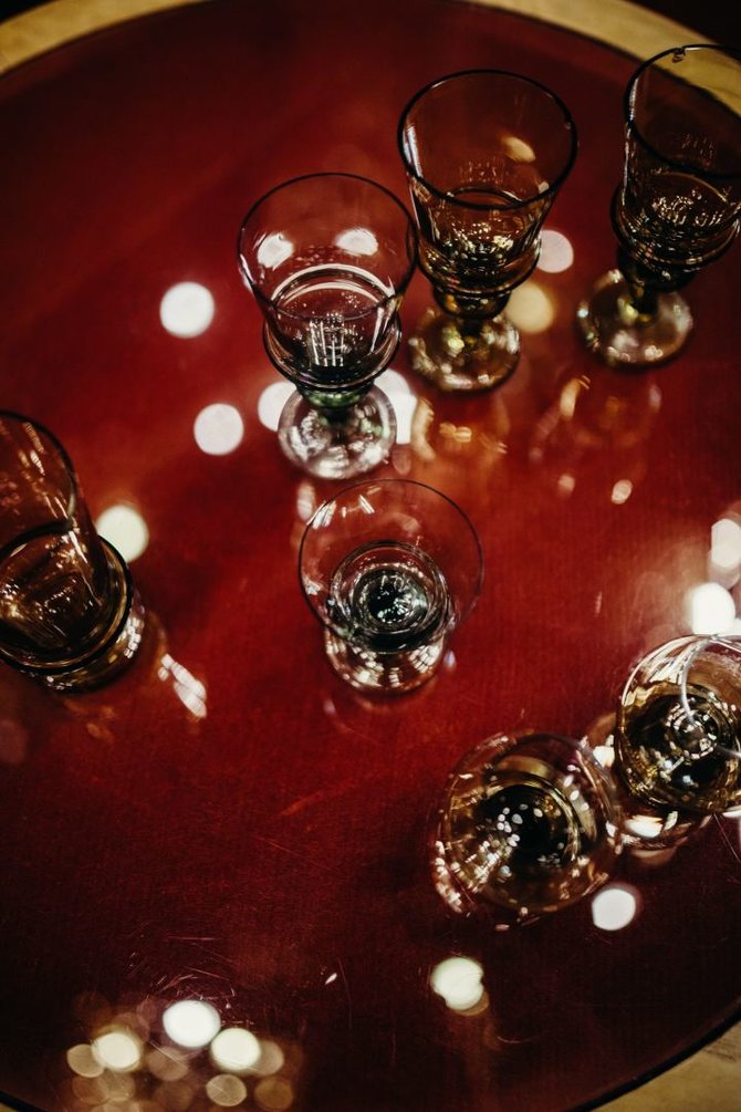 Agnės Katmandu nuotr./Autentiškos įvairiems gėrimams skirtos taurės, pagamintos iš spalvoto stiklo. Šios – antrojo leidimo, nes žalios.