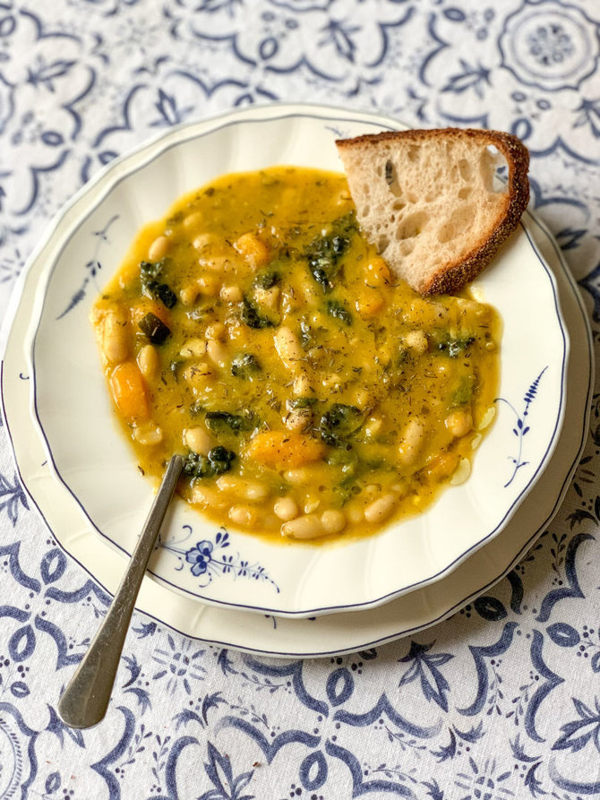 Autorės nuotr./Toskanietiška pupelių sriuba su lapiniais kopūstais