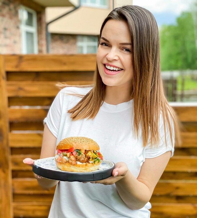 Gamintojo nuotr. /Indrė Trusovė ir jos gamintas mėsainis