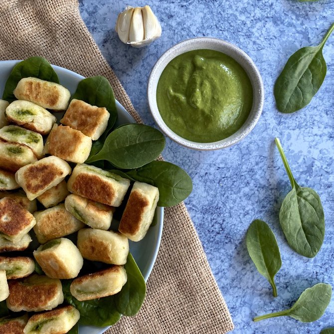 Autorės nuotr. /Veganiški bulvių virtinukai „gnocchi“ su špinatų pesto