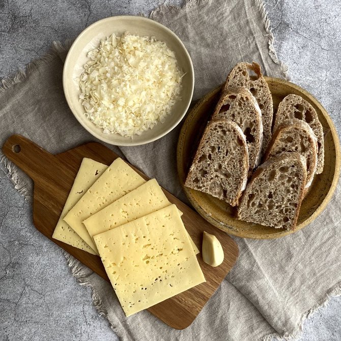 Autorės nuotr./Duona ir dviejų rūšių sūris