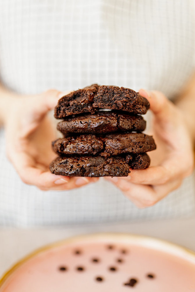 Gamintojo nuotr./Šokoladinio pyrago ir sausainio hibridai – mini pyragėliai „brookie“