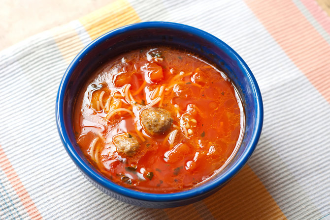 Vida Press nuotr./Pomidorinė daržovių sriuba su kukuliais